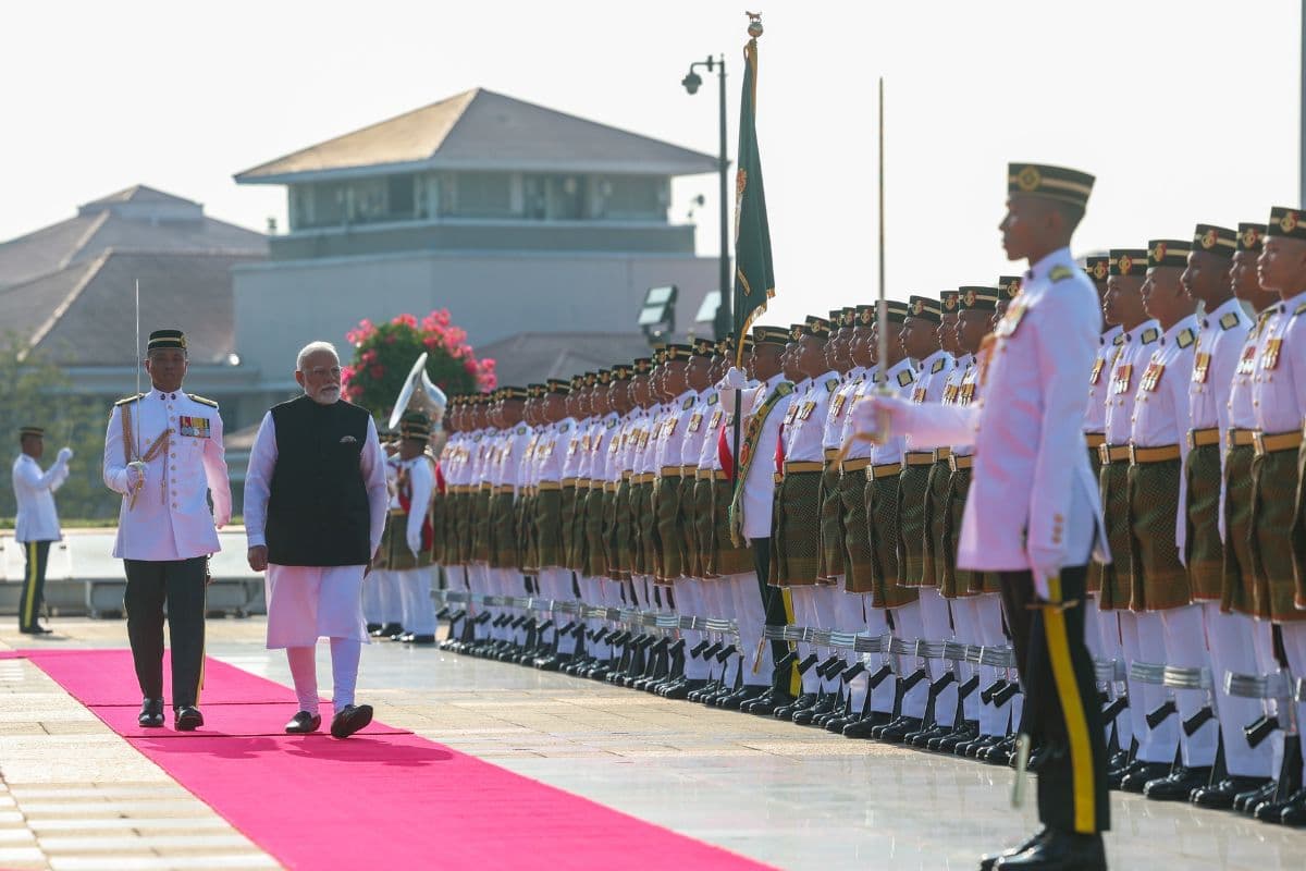 PM मोदी की मलेशिया यात्रा: 'पेरडाना पुत्रा' में गार्ड ऑफ ऑनर के साथ हुआ भव्य स्वागत