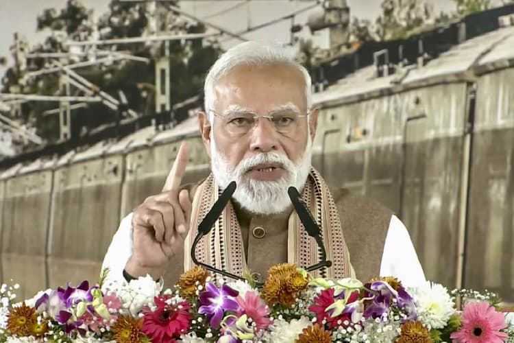 मेरठ में बोले पीएम मोदी– कांग्रेस ने AI समिट को गंदी और नंगी राजनीति का अखाड़ा बना दिया