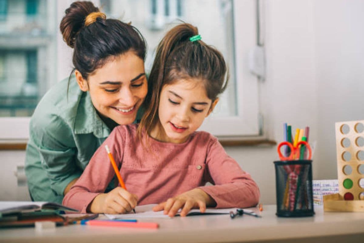 किताबों से दोस्ती कर लेगा बच्चा, बस आजमाने होंगे ये टिप्स