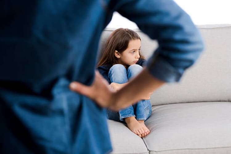 आपकी आदतों से बच्चे बनते हैं जिद्दी, इन बातों का रखें ध्यान