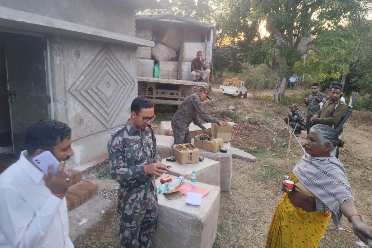 पतरातू में नकली शराब की मिनी फैक्ट्री का भंडाफोड़, 120 पेटी में रखी थी ब्रांडेड बोतलें