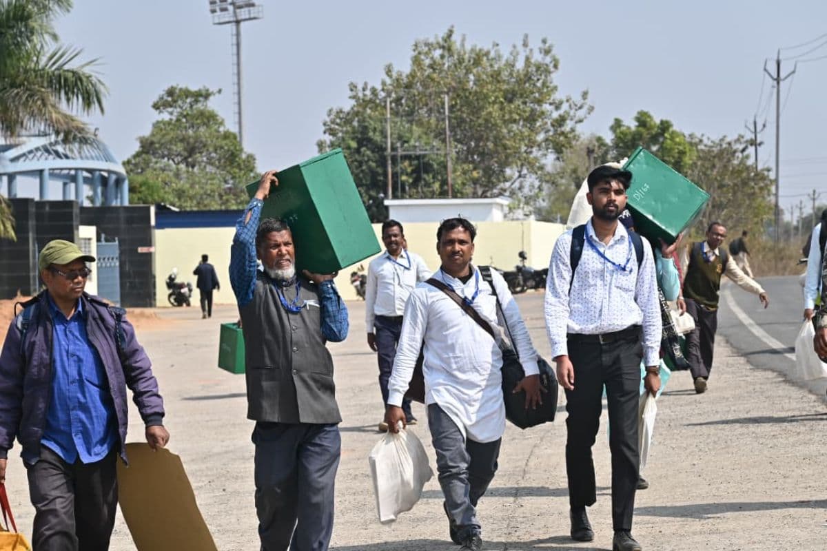 Deoghar: कुमैठा डिस्पैच सेंटर से रवाना हुईं पोलिंग पार्टियां, सोमवार को मतदान