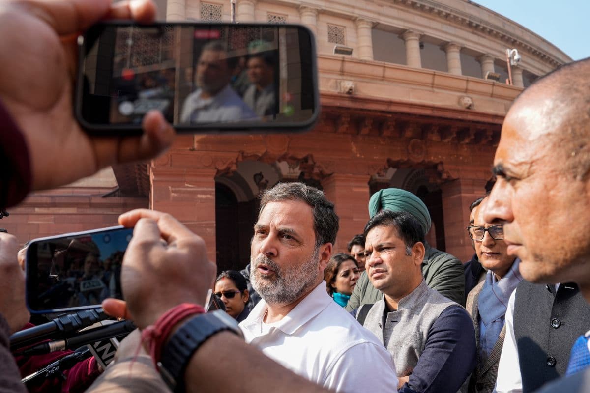 8 सांसदों के सस्पेंशन और IND-US ट्रेड डील के खिलाफ संसद के बाहर प्रदर्शन, राहुल-प्रियंका भी शामिल