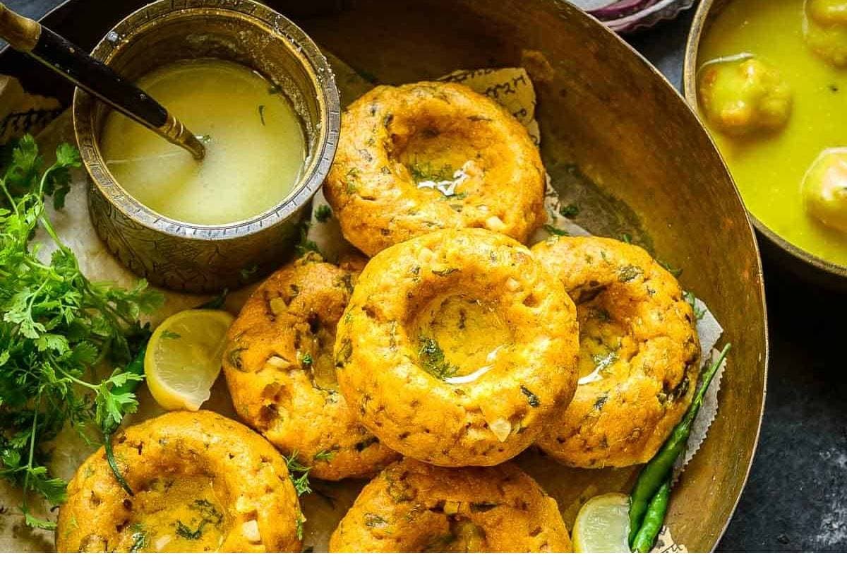 Rajasthani Kadhi Dhokla Recipe: आज नाश्ते में बनाएं कुछ नया - बाजरे के आटे, हरी मेथी और हरे प्याज का स्वादिष्ट ढोकला