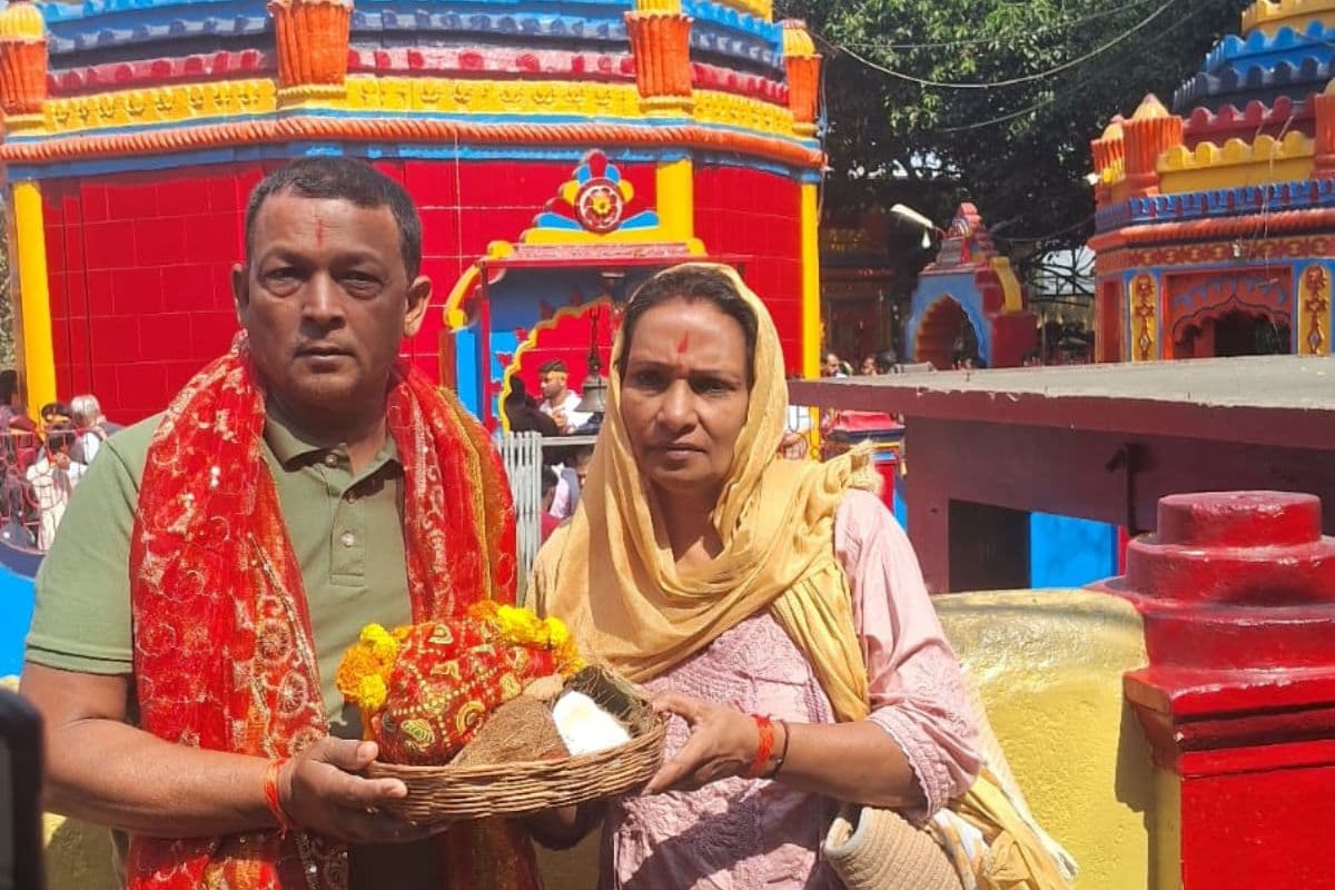 झारखंड की मिट्टी की खुशबू नहीं भूले मॉरीशस के पूर्व डिप्टी PM की बेटी-दामाद, मां छिन्नमस्तिका के दरबार में टेका मत्था