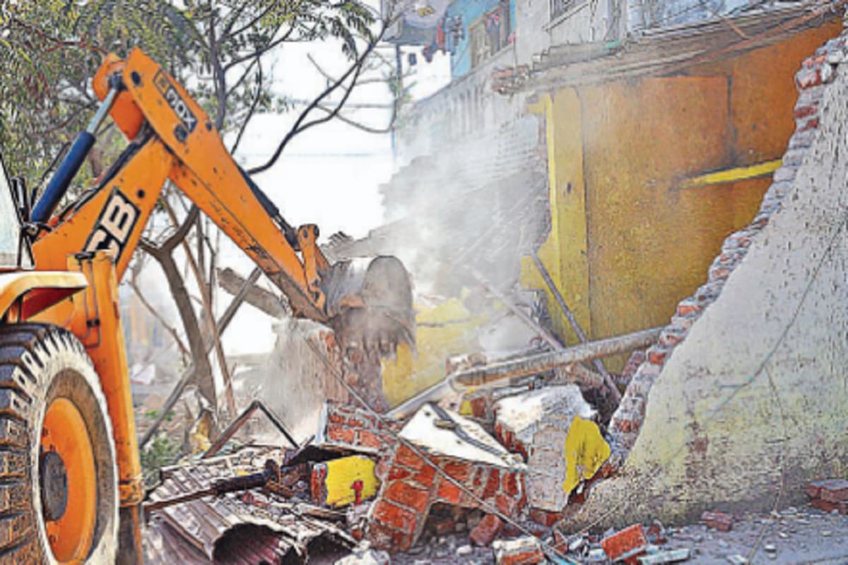 रांची में सपनों के आशियाने पर चला प्रशासन का बुलडोजर, इलाके में अफरा-तफरी