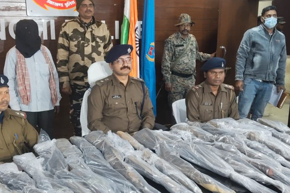 शौचालय के नीचे था 'मौत' का जखीरा, रांची पुलिस ने हथियार फैक्ट्री का किया भंडाफोड़, 1 गिरफ्तार