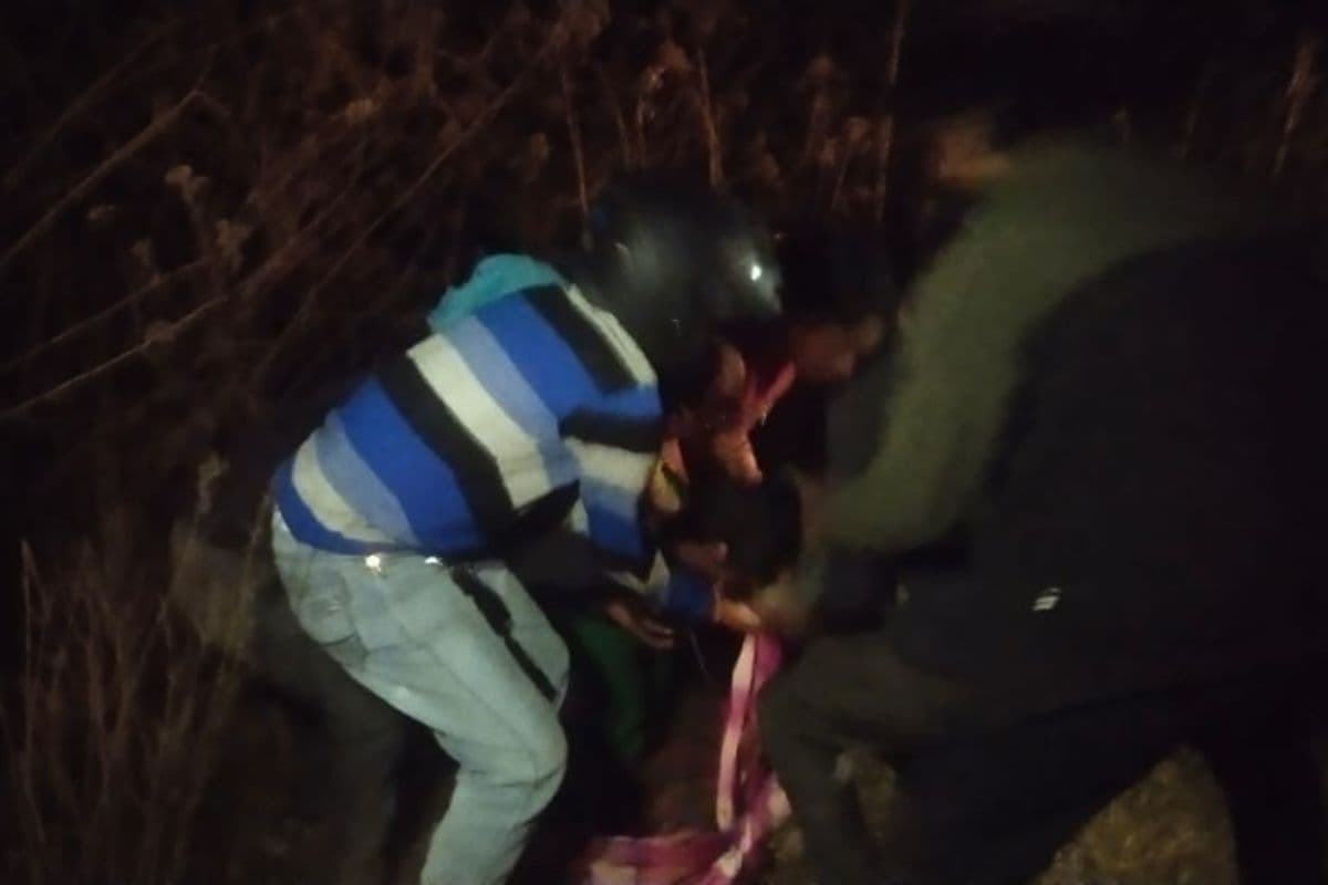 नोवामुंडी में कार की टक्कर से स्कूटी सवार युवक गंभीर रूप से घायल; हेलमेट ने बचाई जान