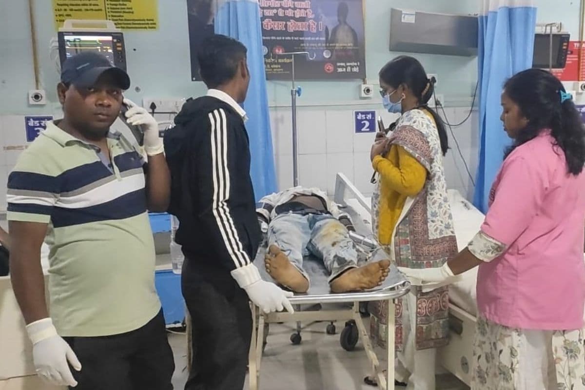 Gumla: सड़क हासदे में 3 हुए घायल, चैनपुर अस्पताल में डॉक्टर नहीं, इलाज के अभाव में दो की गई जान
