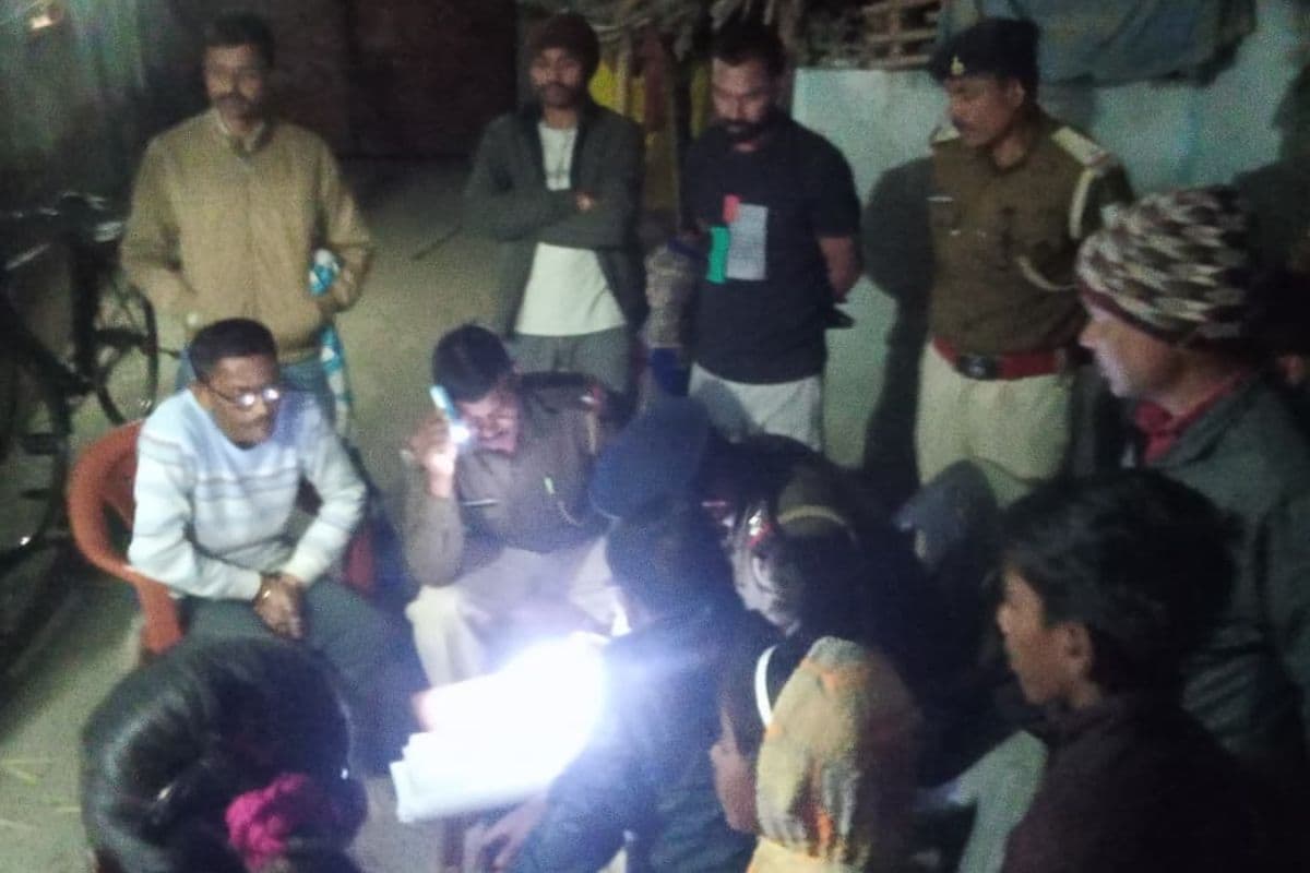 साहिबगंज में सनसनी: सेवानिवृत्त शिक्षक की घर में घुसकर निर्मम हत्या, बरामदे में लहूलुहान पड़ा मिला शव