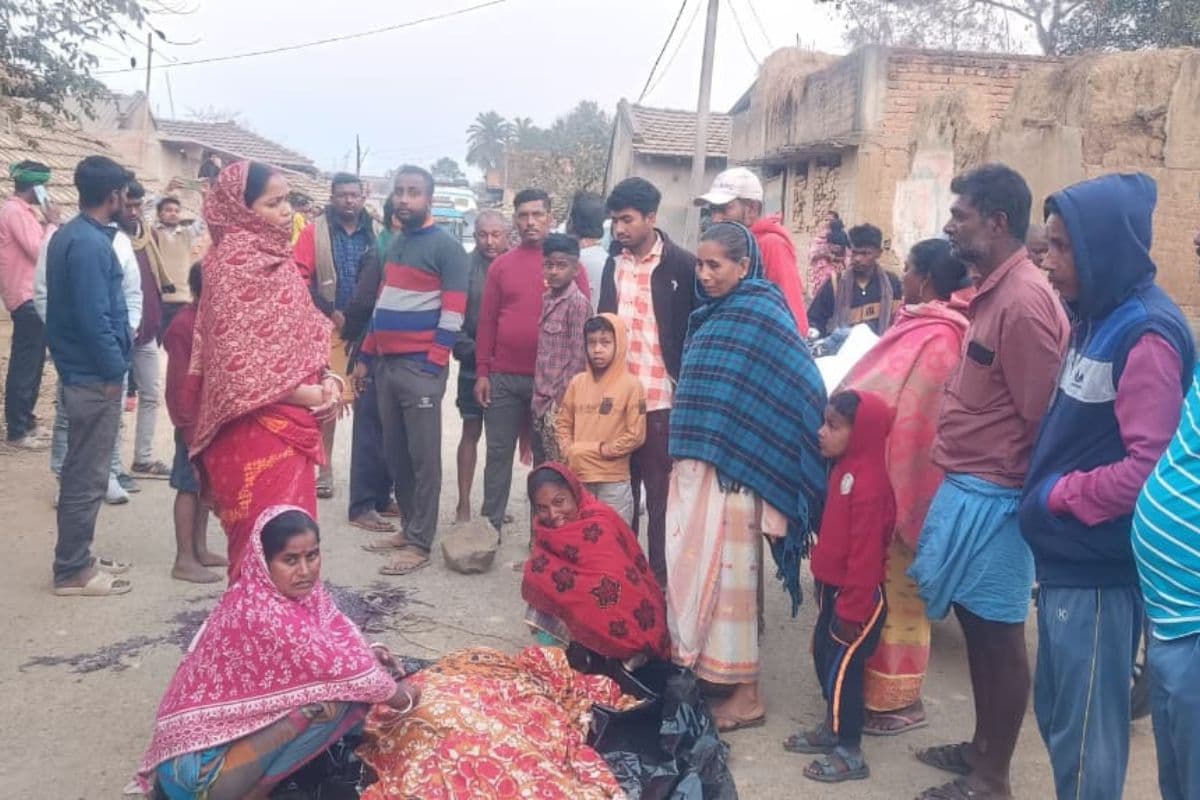 साहिबगंज में तेज रफ्तार हाइवा से कुचलकर युवक की दर्दनाक मौत, शव सड़क पर रख जोरदार विरोध-प्रदर्शन