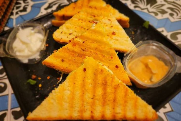 इस रेसिपी से ट्राई करें सुपर टेस्टी बिना ब्रेड वाली सैंडविच