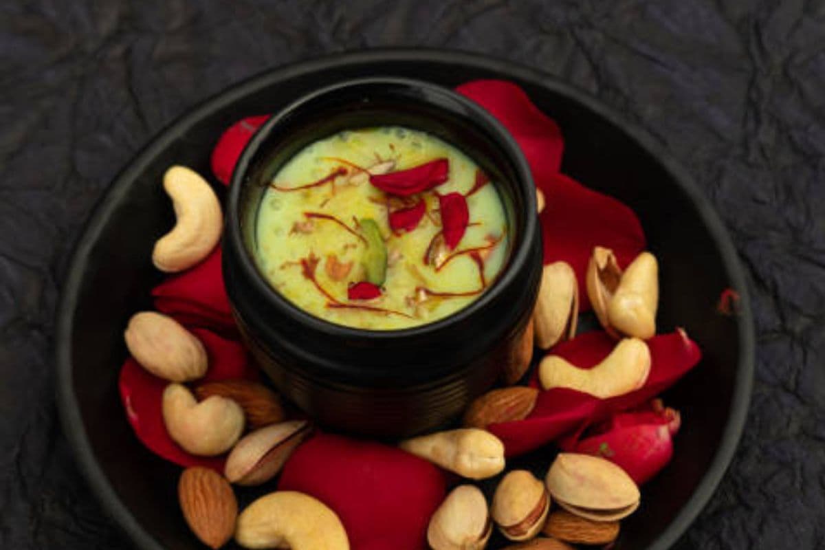 Sitafal Rabdi Recipe: घर पर बनाएं स्वादिष्ट सीताफल रबड़ी, मुंह में घुल जाएगा स्वाद