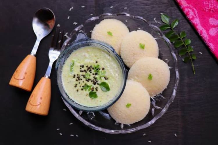 इस रेसिपी से घर पर बनाएं नरम और स्पंजी सूजी दही इडली