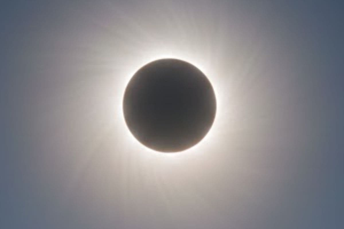 Surya Grahan 2026: इस दिन लग रहा है साल का पहला सूर्य ग्रहण, जानें भारत में 'रिंग ऑफ फायर' दिखाई देगा या नहीं