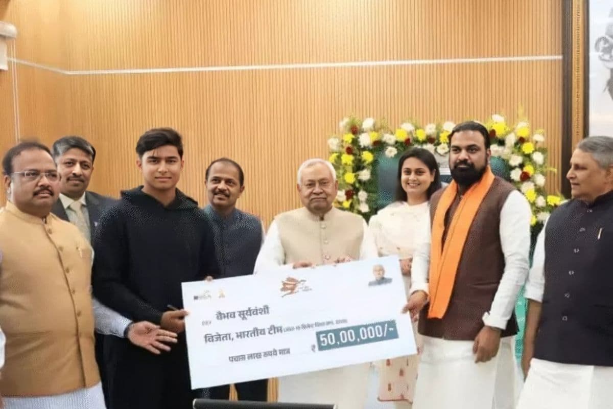14 साल के वैभव पर हुई धनवर्षा, CM नीतीश ने थमाया 50 लाख का चेक, पटना में सम्मान समारोह