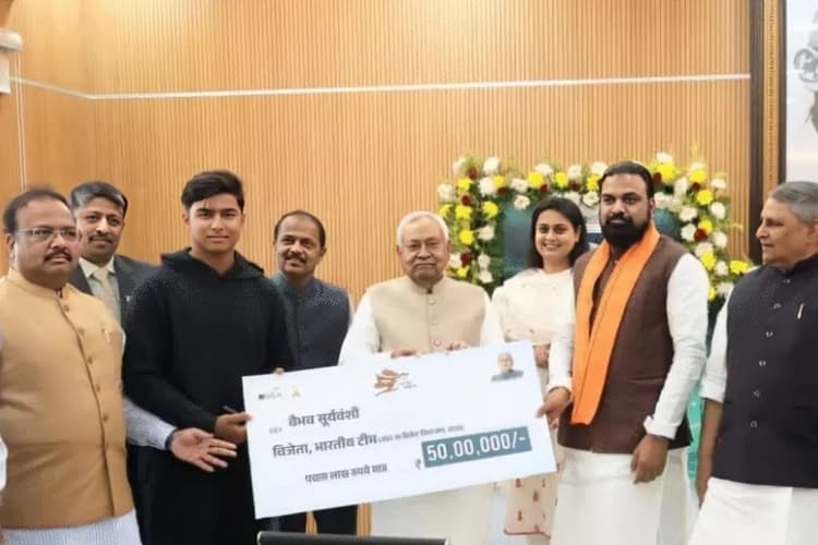 14 साल के वैभव पर हुई धनवर्षा, CM नीतीश ने थमाया 50 लाख का चेक, पटना में सम्मान समारोह