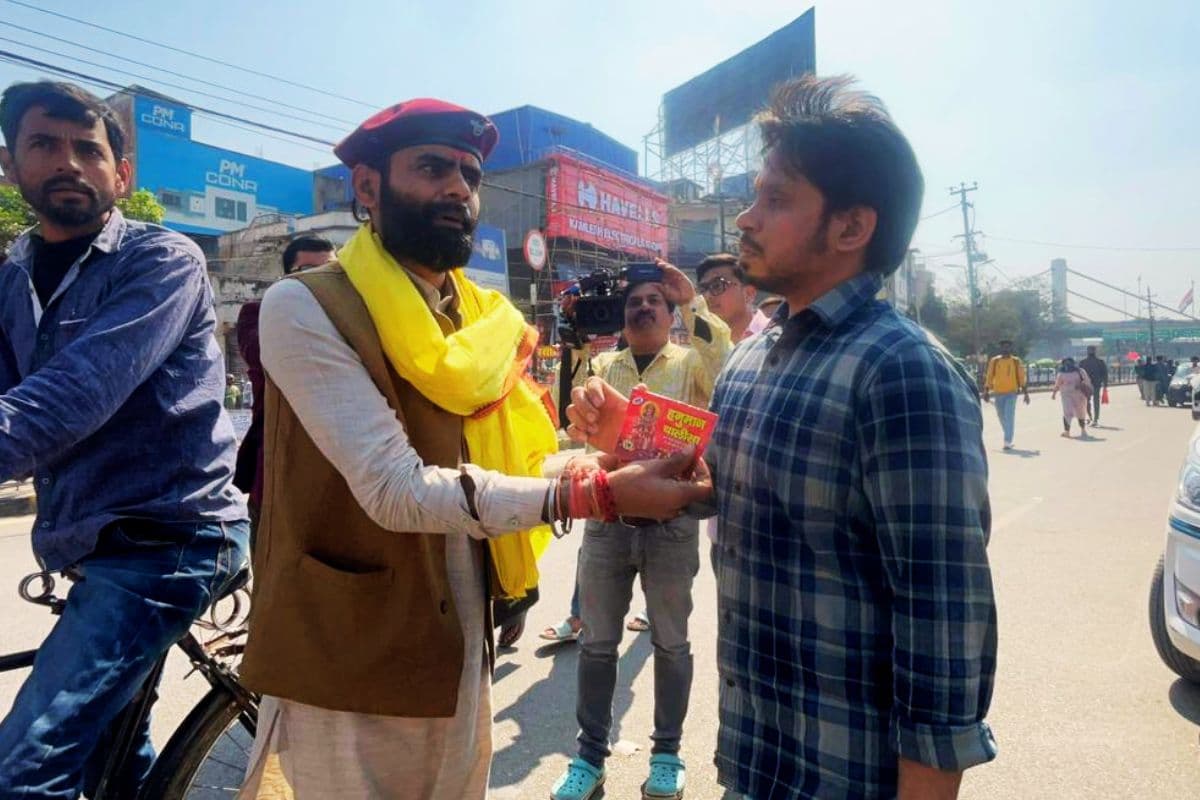 वैलेंटाइन-डे पर कपल को थमाया हनुमान चालीसा, 'जहां मिलेंगे बाबू सोना, तोड़ देंगे कोना-कोना' के लगे थे पोस्टर