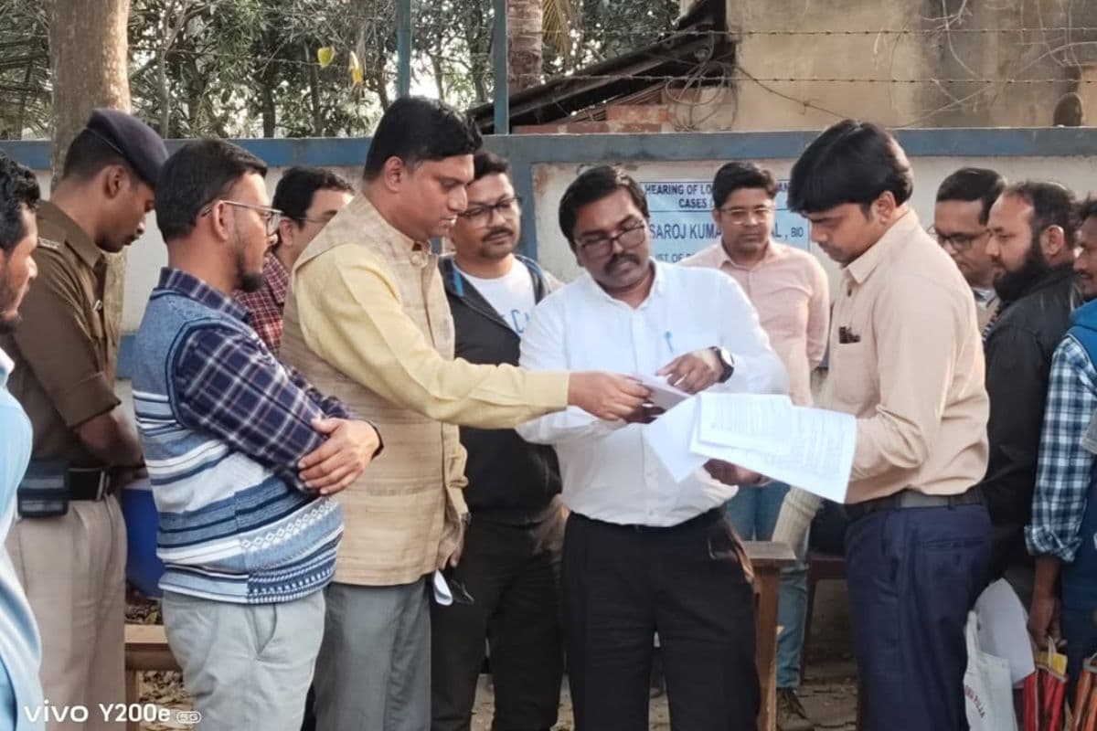 चुनाव आयोग ने जारी की बंगाल के वोटरलिस्ट की हार्ड कॉपी, वोटर अभी ऑनलाइन सर्च नहीं कर पाएंगे अपना नाम