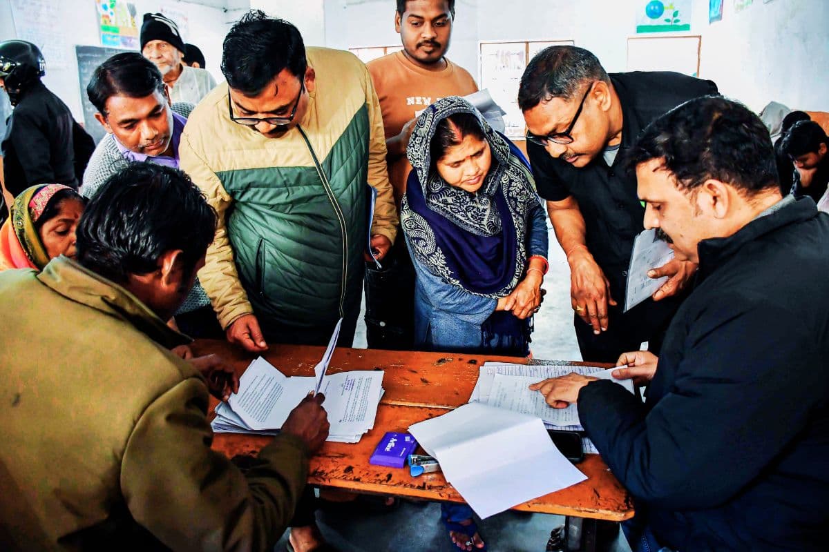 बंगाल में एसआईआर के लिए चुनाव आयोग को मिलेंगे ग्रुप-बी के 8505 अधिकारी, सरकार ने दी जानकारी