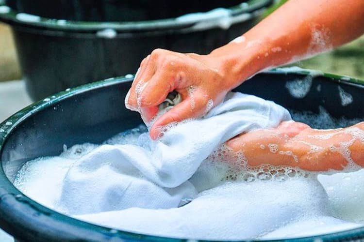 पीले पड़ गए सफेद कपड़े? फेंकने से पहले अपनाएं ये आसान घरेलू तरीके, फिर से दिखेंगे नए जैसे