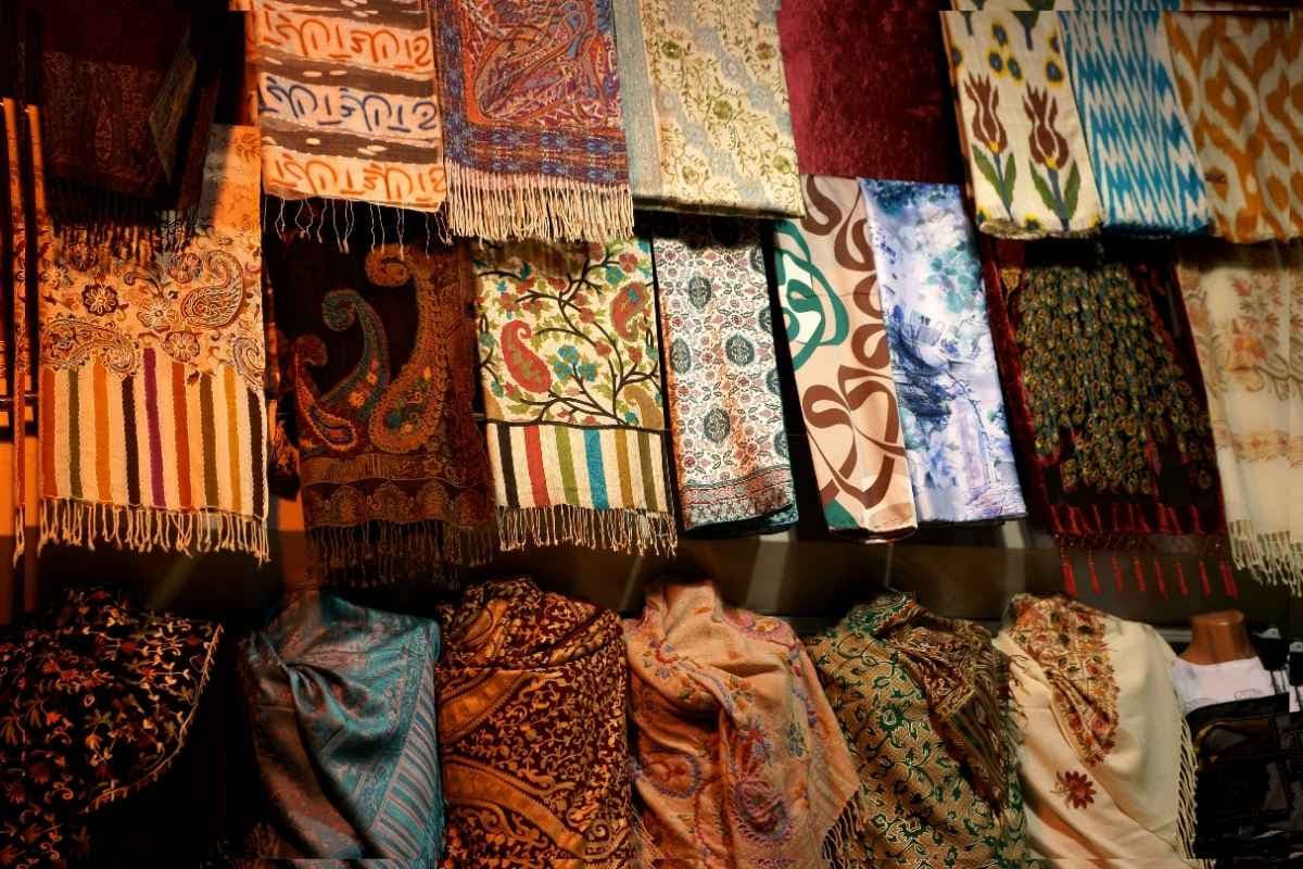 गलत तरीका छोड़ें, इस तरह साफ करें सर्दियों का शॉल