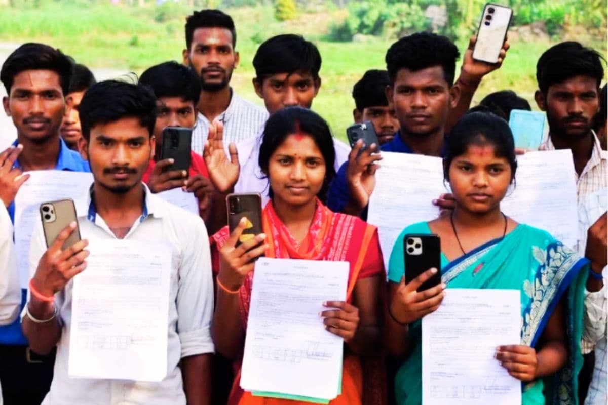 लक्ष्मी भंडार के 5 साल बाद ममता सरकार का ट्रंप कार्ड ‘युवा साथी योजना’, आवेदन के लिए उमड़ी बेरोजगारों की भीड़