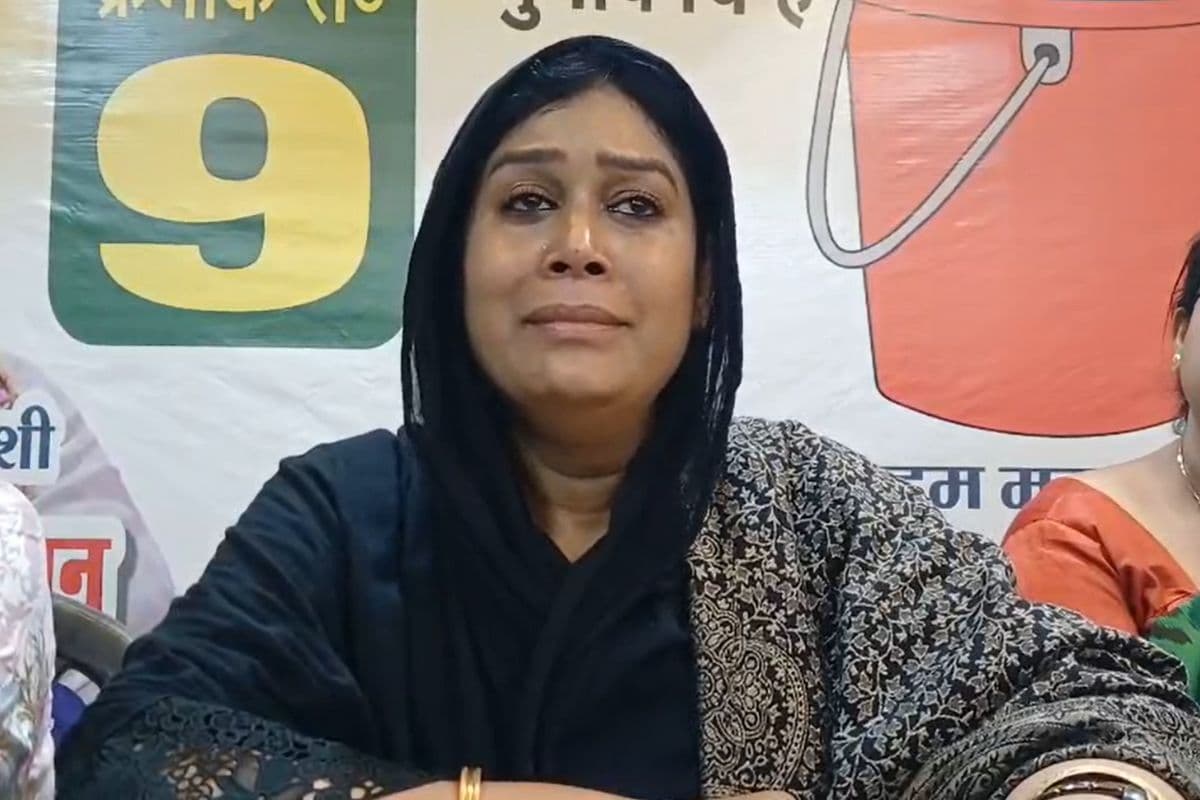 मानगो नगर निगम चुनाव में बह रहे आंसू, बन्ना गुप्ता के बाद अब कांग्रेस से निलंबित प्रत्याशी जेबा खान फूट-फूटकर रोयी