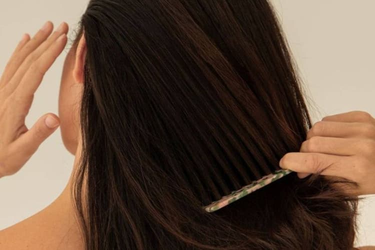 रात में कंघी करने से मिलते हैं ये चौंकाने वाले फायदे