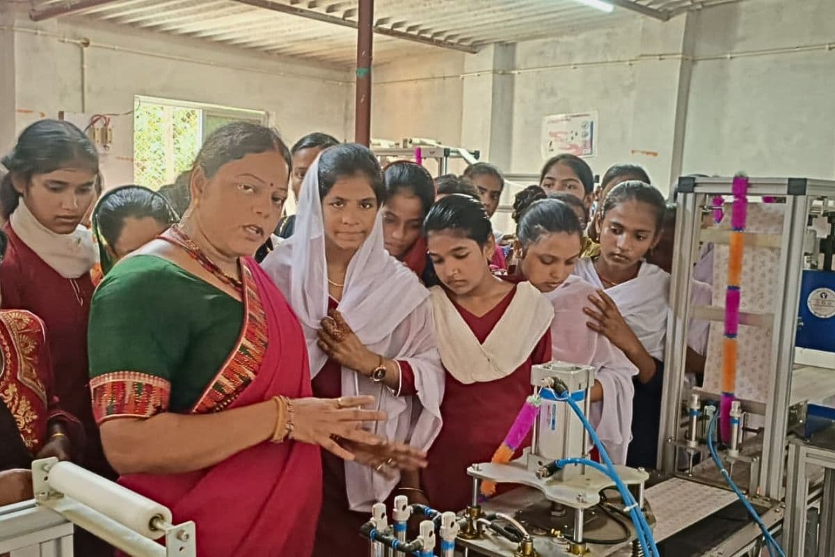बिहार की 'पैड वाली मुखिया’ की कहानी, लॉकडाउन में शुरू की यूनिट, अब लाखों महिलाओं की हैं प्रेरणा
