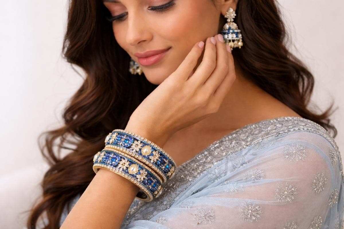 ब्लू रंग के बैंगल्स से बढ़ाएं हाथों की खूबसूरती, ट्राई करें ये डिजाइन