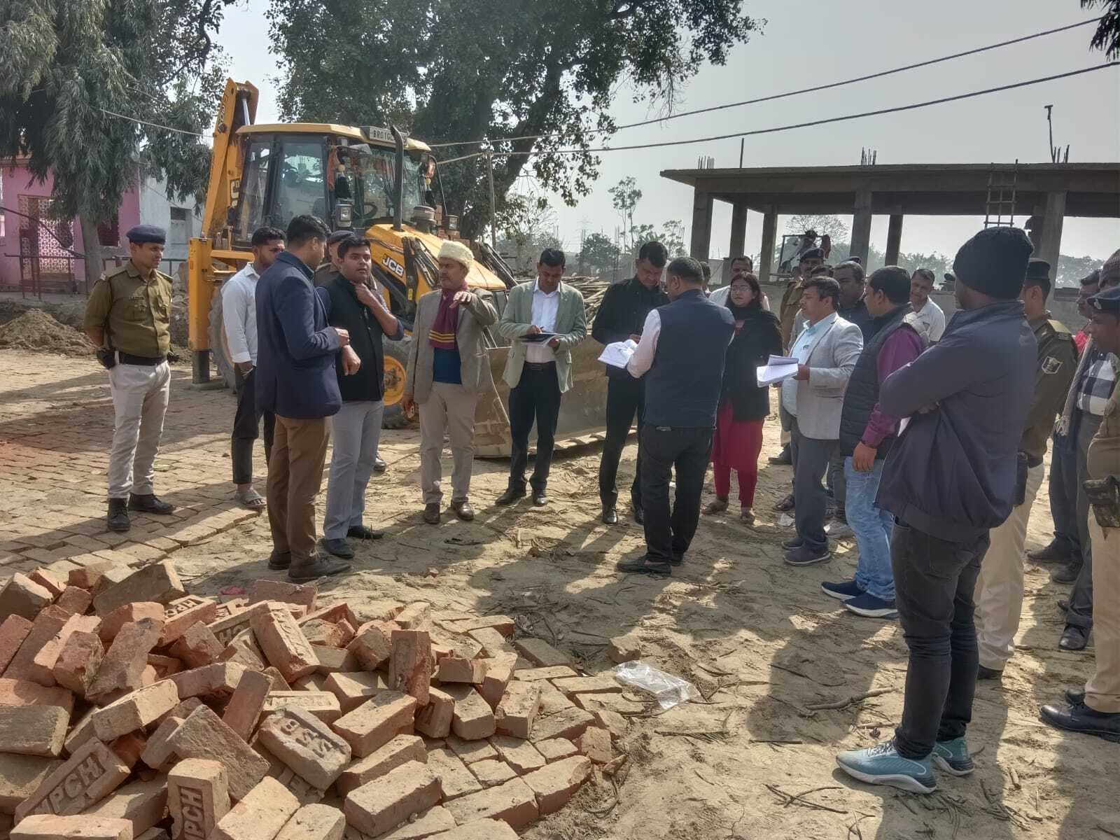 मां कात्यायनी मंदिर को डीएम ने किया निरीक्षण, निर्माण कार्य में तेजी लाने का दिया आदेश