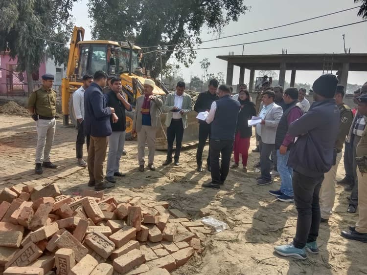 मां कात्यायनी मंदिर को डीएम ने किया निरीक्षण, निर्माण कार्य में तेजी लाने का दिया आदेश