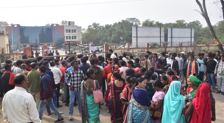 Bokaro News : मेयर के लिए पांच व पार्षद के लिए 42 अभ्यर्थियों ने लिया नामांकन पत्र