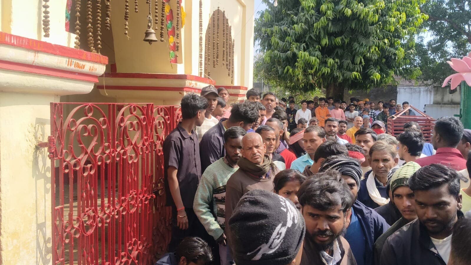 Giridih News :हमलावरों ने पूर्व मुखिया के घर बोला धावा, तीन घायल