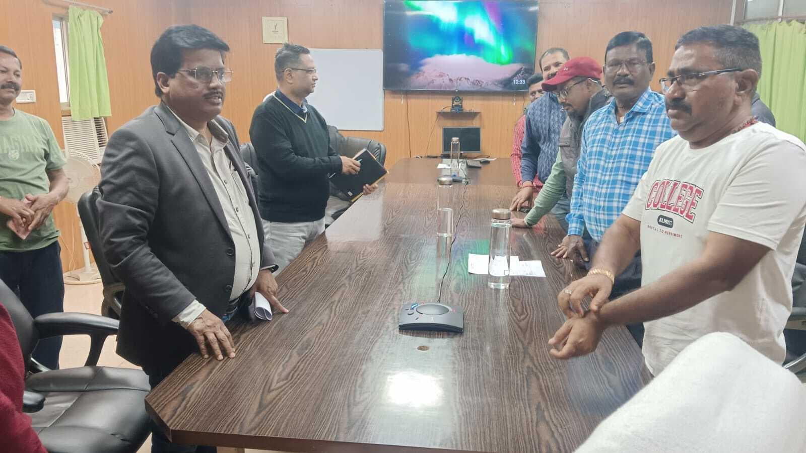 Chaibasa News : मजदूरों की मांगें नहीं मानीं तो आंदोलन की चेतावनी दी