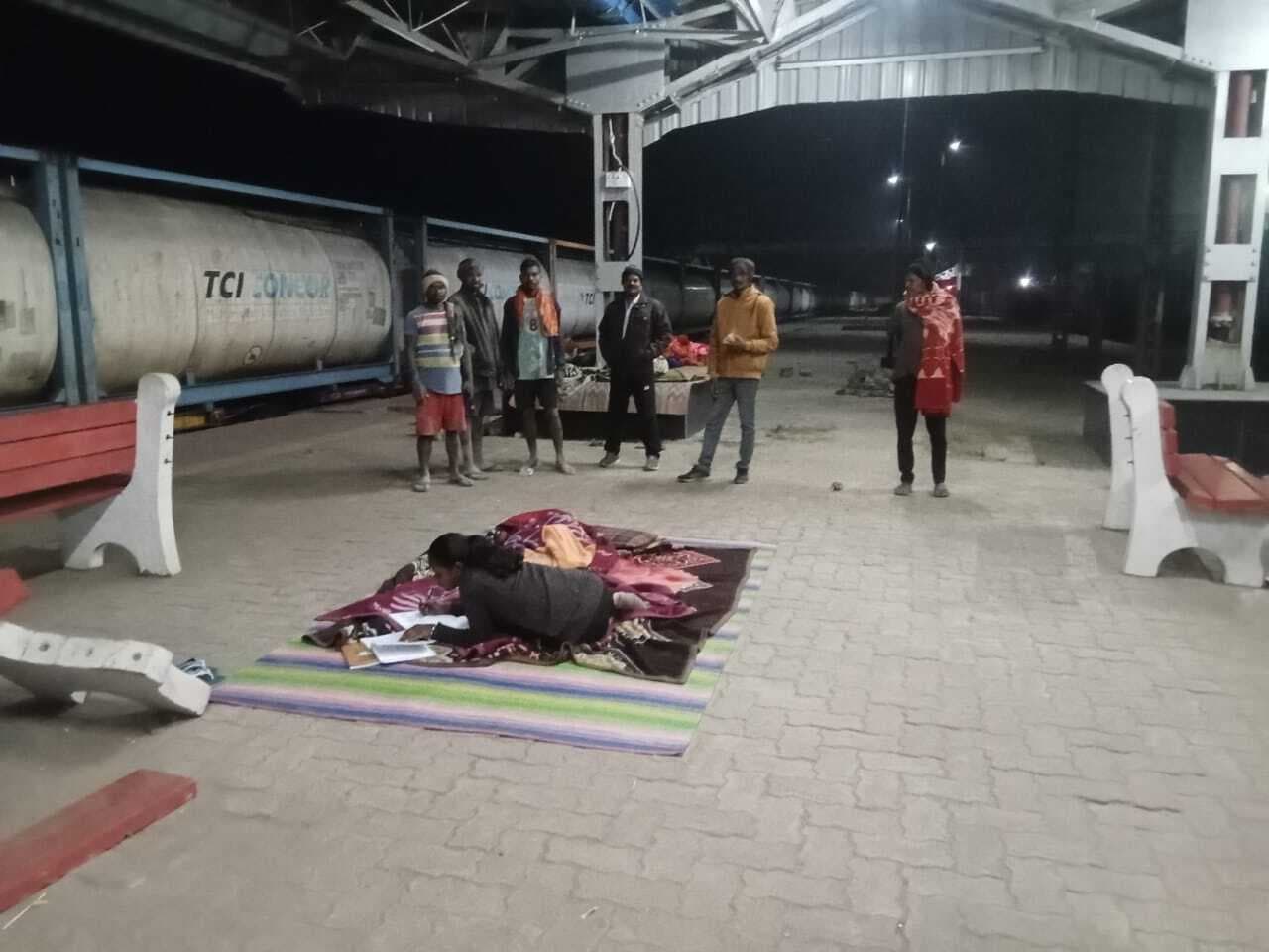 Chaibasa News : हाथियों के डर से स्टेशन पर रात बीता रहे रोड़ेबासा के ग्रामीण