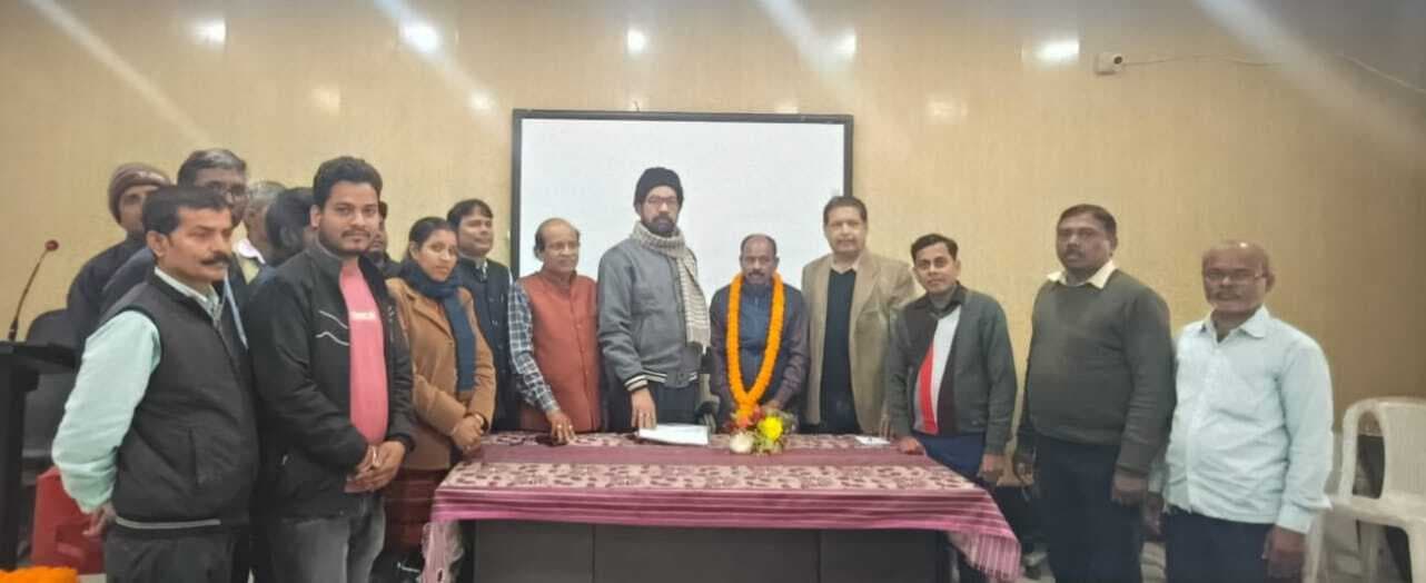 कॉलेज कर्मी को दी भावभीनी विदाई