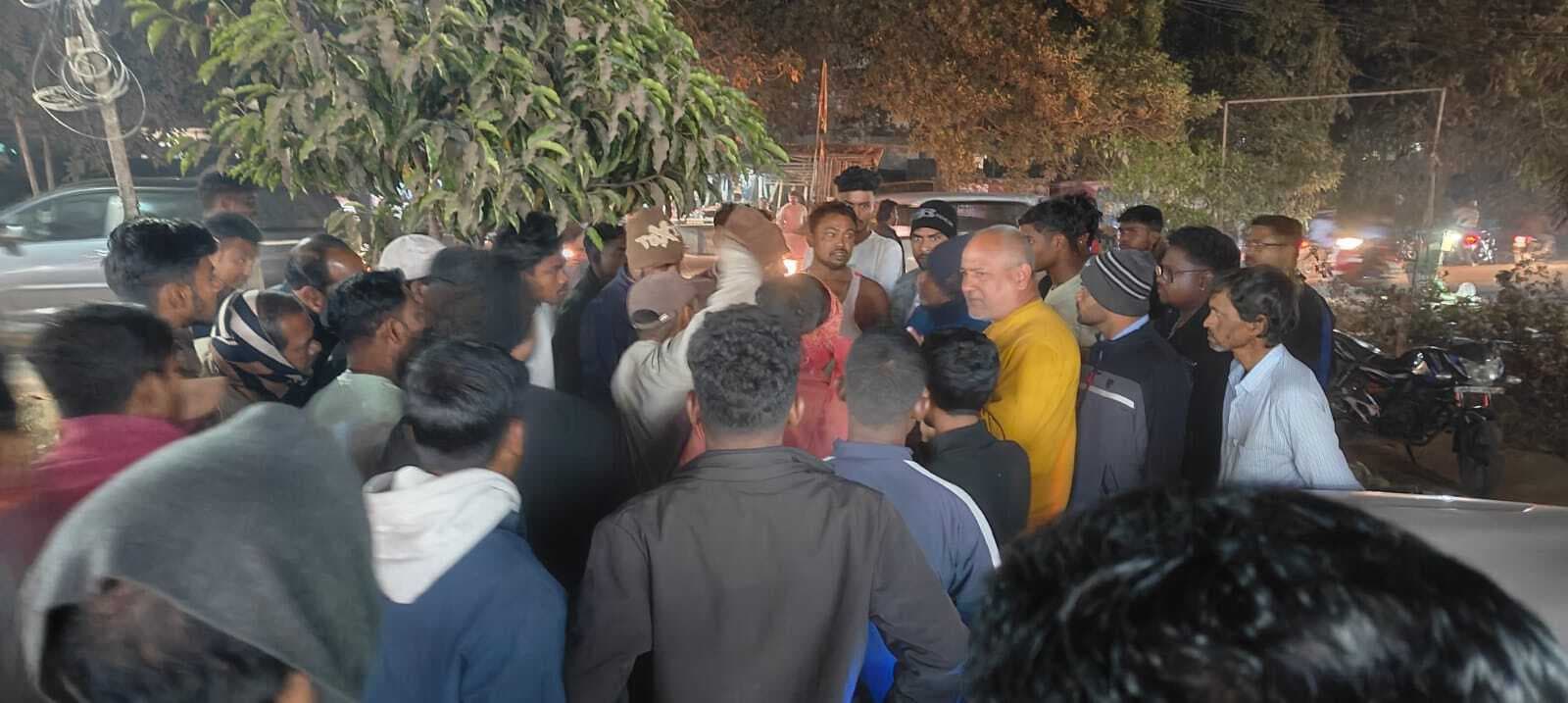 East Singhbhum News : सड़क पार कर रहा पिकअप चालक बाइक से टकराया, रेफर