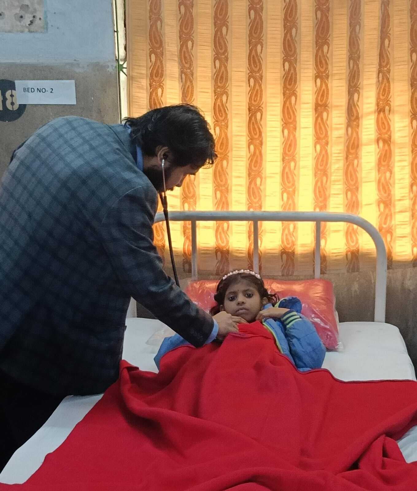 Dhanbad News: तबीयत बिगड़ने पर मां-बेटी को कुस्तौर अस्पताल में कराया भर्ती