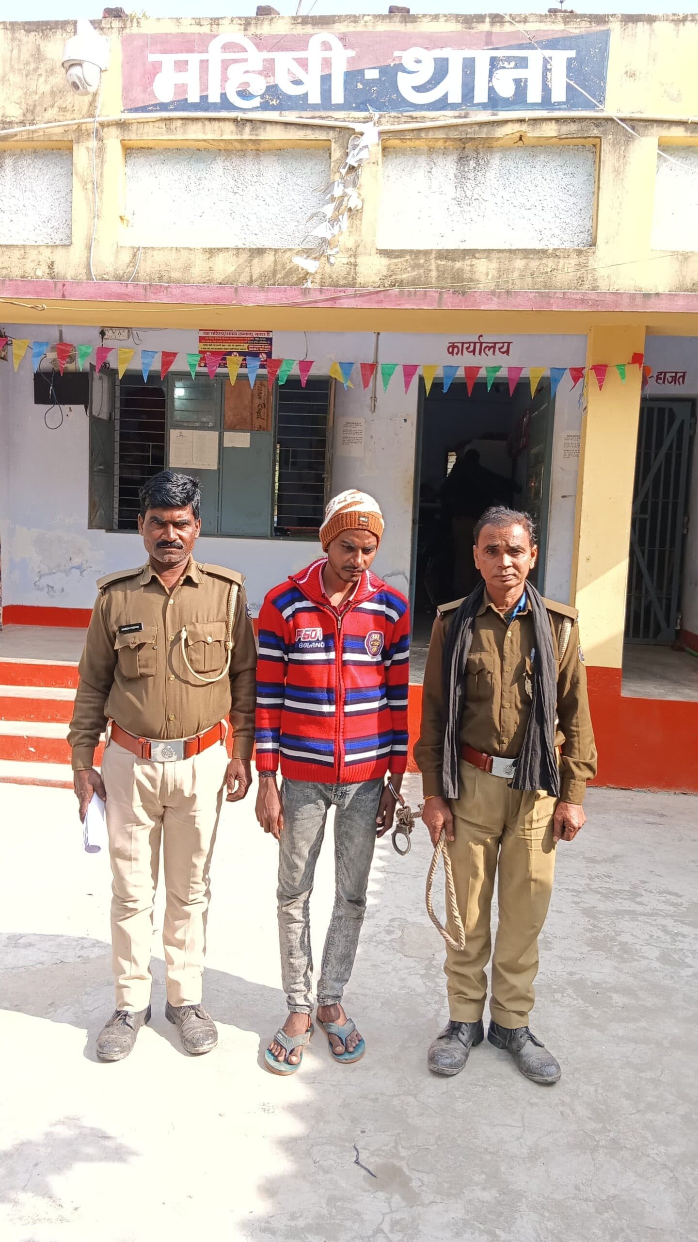 13 लीटर देसी शराब के साथ तस्कर हुआ गिरफ्तार