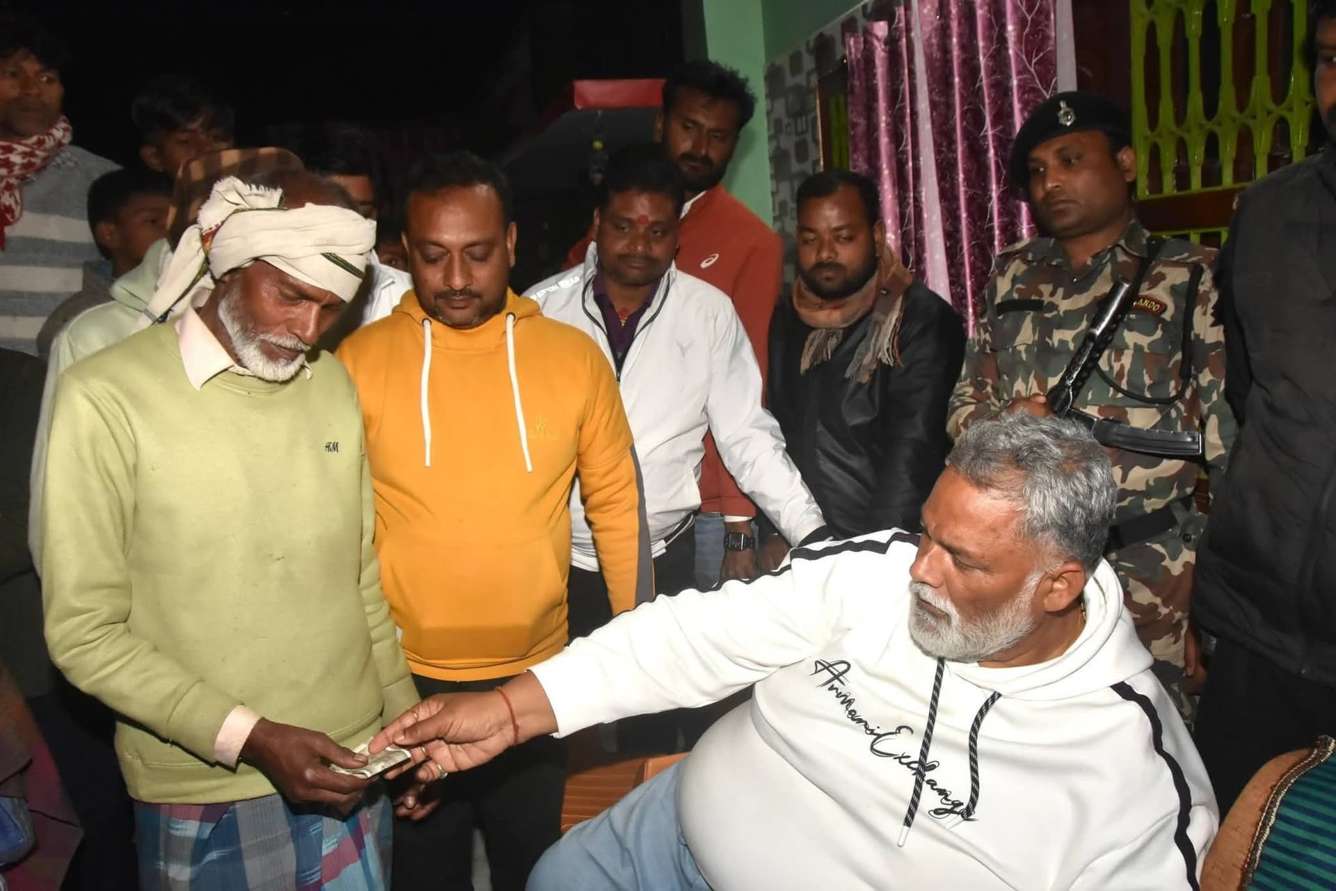 अग्नि पीड़ित परिवारों से मिले सांसद, की आर्थिक मदद