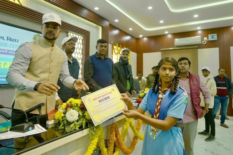 डीएम ने स्कूली बच्चों को दिलायी शपथ, किया सम्मानित