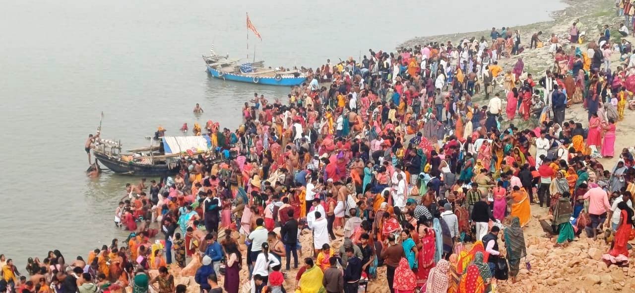 माघी पूर्णिमा पर लाखों श्रद्धालुओं ने गंगा में लगायी आस्था की डुबकी, मंदिरों में टेका माथा