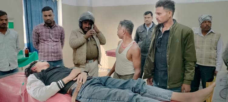 दो बाइकों की टक्कर में चार जख्मी