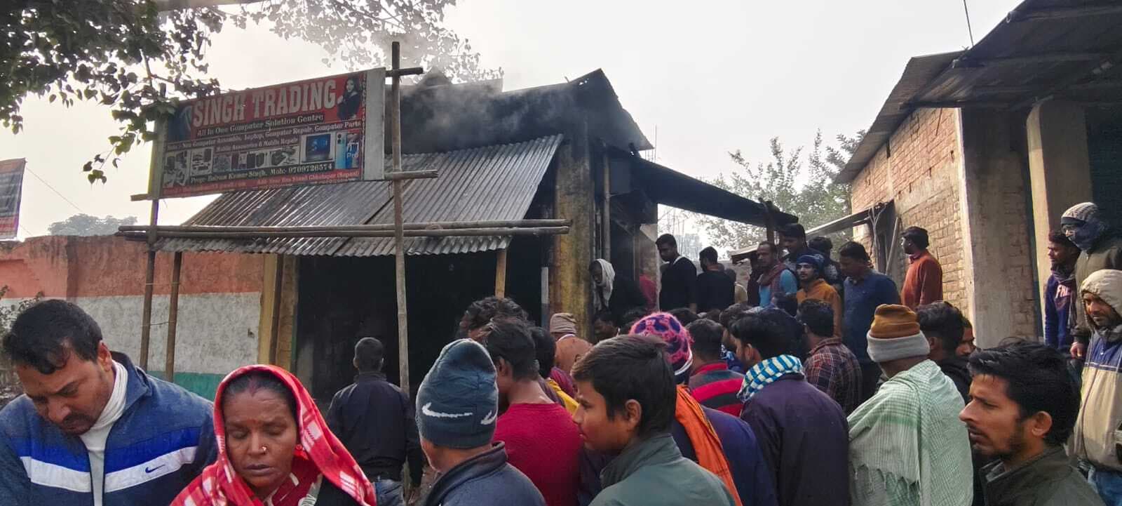 मोबाइल दुकान में लगी आग, लाखों की संपत्ति की क्षति