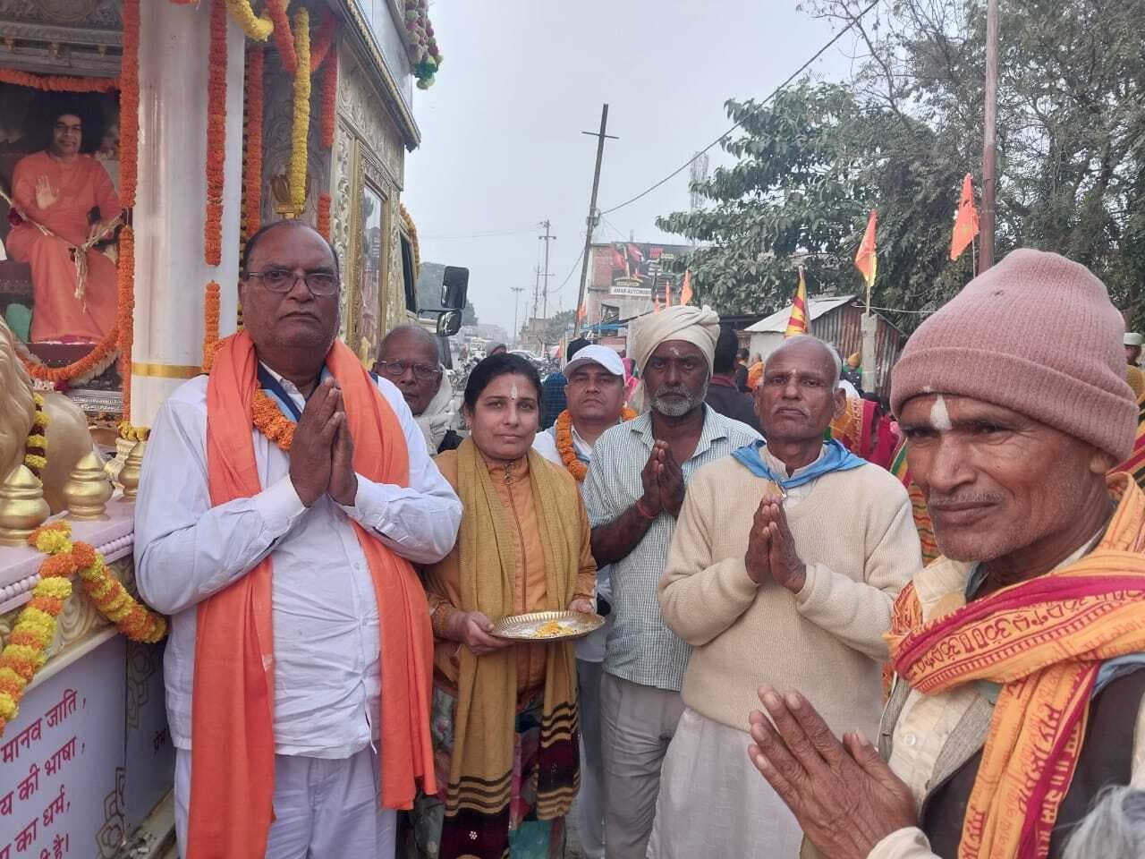 लोगों ने संत साईं बाबा के चरण पादुका छूकर लिया आशीर्वाद