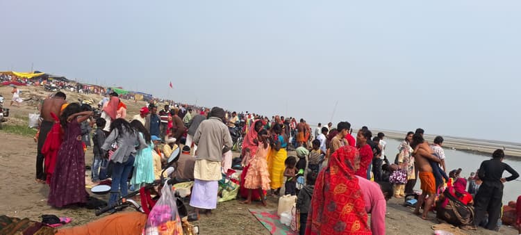 माघी पूर्णिमा, हरहर गंगे से गूंजा त्रिमोहनी का संगम तट