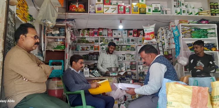 खाद की कालाबाजारी को ले प्रशासन ने तीन दुकानों का किया औचक जांच