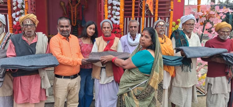 हनुमान मंदिर वार्षिकोत्सव के समापन पर साधुओं के बीच कंबल का वितरण